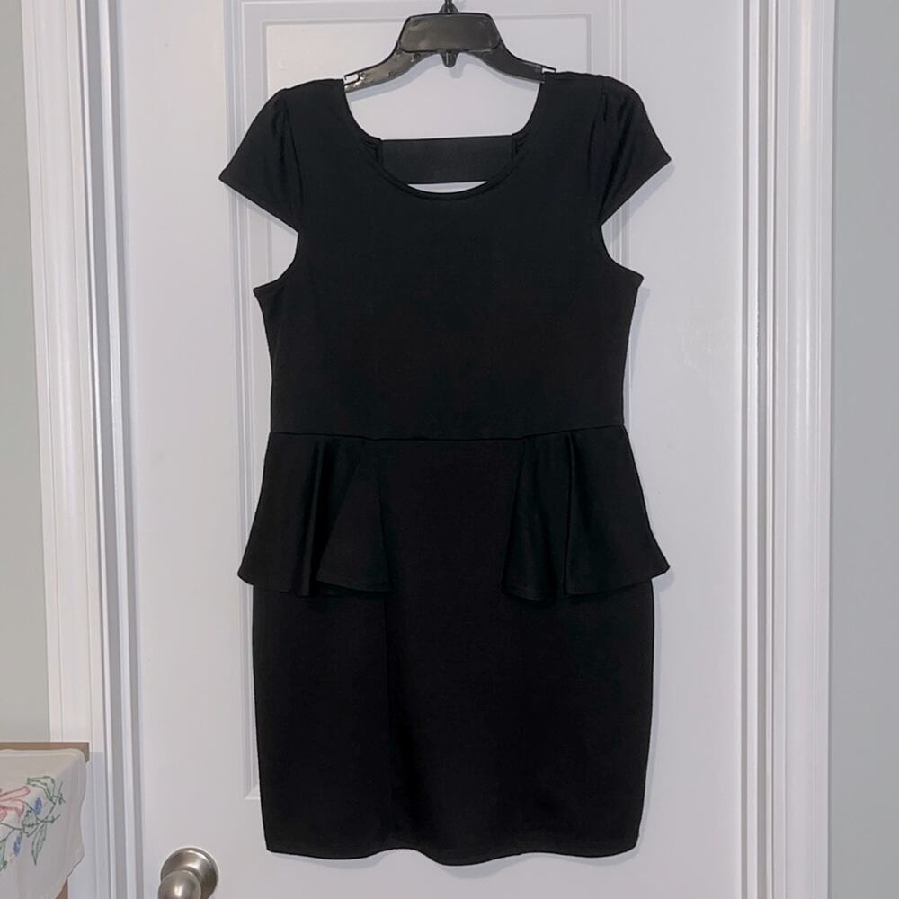 ⚡️ 3 for $20 ⚡️ Monteau Cap Sleeve Peplum Waist Black Dress